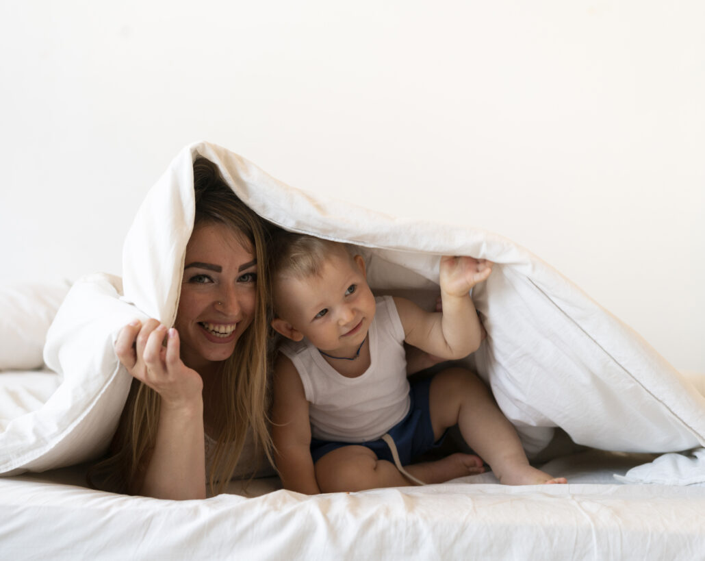 Bambino di 4 anni in pigiama a bordo del letto matrimoniale dei genitori durante la notte